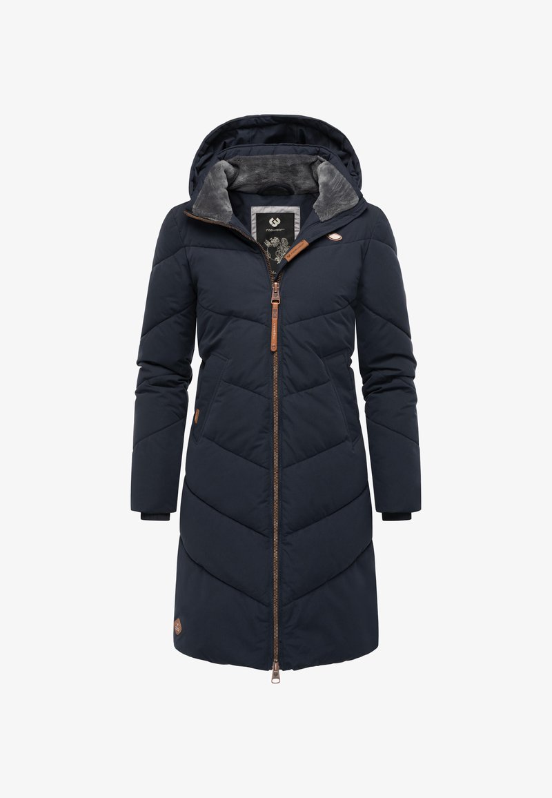 Tamsiai mėlynas pūkinis paltas su kapišonu, užsegamas užtrauktuku, su v formos siuvinėta dygsniuota raštu ir dirbtiniu kailiu viduje. Papuoštas odos detalėmis ir šoninėmis kišenėmis.