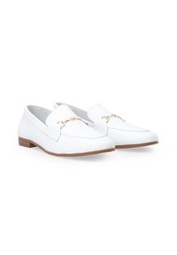 Witte loafers met een gladde leren afwerking, voorzien van een gouden kettingdetail aan de voorkant en een lage bruine hak.