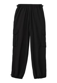Schwarze Cargo-Hosen mit elastischem Bund und Kordelzug, ausgestattet mit seitlichen Taschen und elastischen Bündchen an den Knöcheln. Hergestellt aus leichtem Stoff.