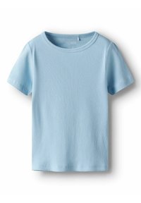 Vaaleansininen ribbikuvioinen lyhythihainen t-paita pyöreällä kaula-aukolla. Pehmeä materiaali ja slim fit -mallinen muotoilu, sopii rentoon pukeutumiseen.