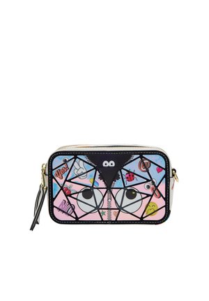Kleine rechteckige Tasche mit Reißverschluss, dekoriert mit einem abstrakten Gesicht, geometrischen schwarzen Linien und bunten Emoji-Symbolen auf pastellfarbenem Hintergrund.