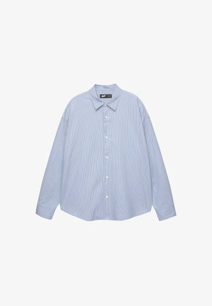 Světle modrá pruhovaná košile na knoflíky s dlouhými rukávy, s špičatým límcem a volným střihem. Tkanina má tenké vertikální pruhy a knoflíky.