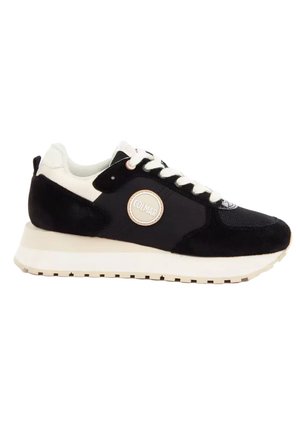 Zwart-witte Colmar sneaker met witte veters, rond logo aan de zijkant en dikke witte zool met structuurprofiel.
