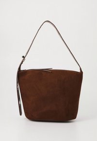 Borsa in camoscio marrone con forma strutturata, caratterizzata da una singola tracolla e chiusura superiore con cerniera. Dettagli in metallo argentato visibili.