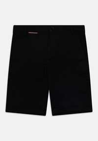 Schwarze Shorts aus gewebtem Stoff, mit vorderen Taschen, einem Knopfverschluss und minimalen Nähdetails.