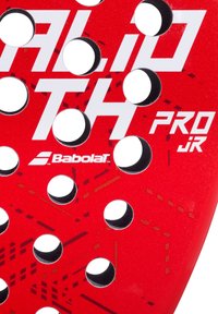 Rød paddle med en tekstureret overflade, der har flere cirkulære huller, fed hvid tekst "VALID TH PRO JR" og subtile geometriske mønstre.