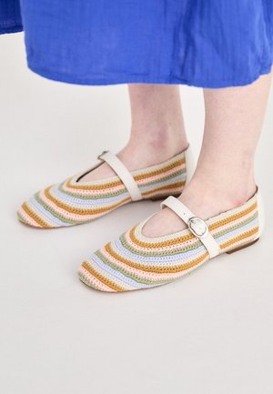 Bunte gehäkelte Ballerinas mit runder Zehenpartie, die pastellfarbene Streifen in Gelb, Rosa, Grün und Blau aufweisen, sowie einem weißen Knöchelriemen mit einer Schnalle.