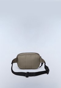 Khaki crossbody-väska med en texturerad yta, dragkedjestängning och justerbar svart rem. Har en vadderad design och sidofickor.