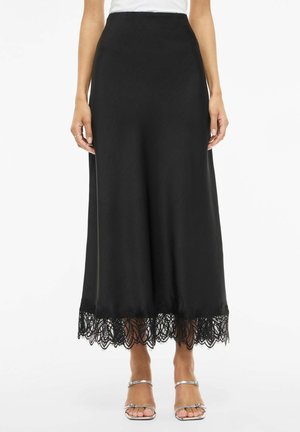Melnas satīna maksi svārki ar gludu faktūru, krokojuma mežģīņu apmali, plūstošu siluetu un augstu jostasvietu.