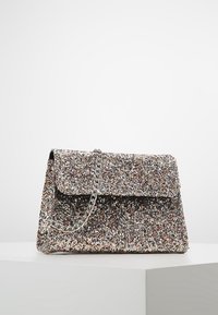 Błyszcząca srebrna torebka wykonana z błyszczącego materiału o teksturowanej powierzchni, z klapką na zapięcie i srebrnym łańcuszkiem.