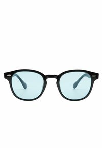 Occhiali da sole in plastica nera con lenti blu tintate, forma rettangolare e montatura leggermente curva. Accenti metallici notevoli sui lati.