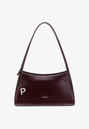 Sac à main en cuir bordeaux au design incurvé, orné d'un pendentif logo "P" argenté, avec une texture lisse. Dispose d'une seule bandoulière.