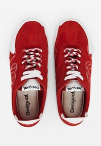 Rote Wildleder-Sneaker mit weißen Akzenten, abgerundetem Zehenbereich, gepolstertem Kragen und gemusterten rot-weißen Schnürsenkeln. Logo auf der Innensohle.
