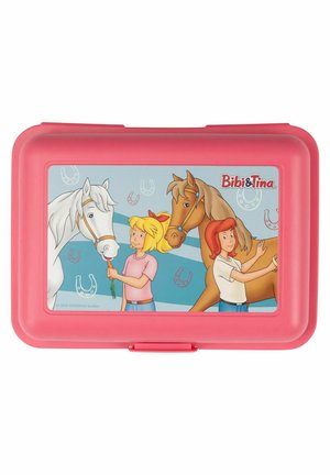 Rosa Plastiktasche mit einem Cartoon-Design, das zwei Mädchen zeigt, die mit einem weißen und einem braunen Pferd interagieren, vor einem blauen Hintergrund.