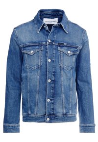 Chaqueta de mezclilla en azul claro con un diseño clásico, que presenta dos bolsillos en el pecho, botones de metal y detalles de costura visibles.