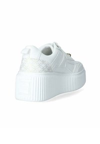 Sneakers platform bianchi con un tallone texture, caratterizzati da una parte superiore liscia e un sottile motivo geometrico sul retro, arricchiti da accenti dorati.