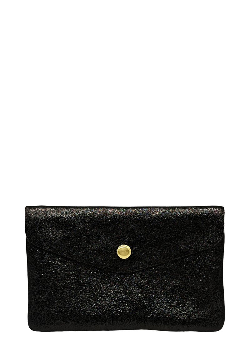 Pochette en cuir noir avec une texture spécifique, dotée d'une fermeture à pression dorée et d'un design en forme d'enveloppe. Compacte et élégante.