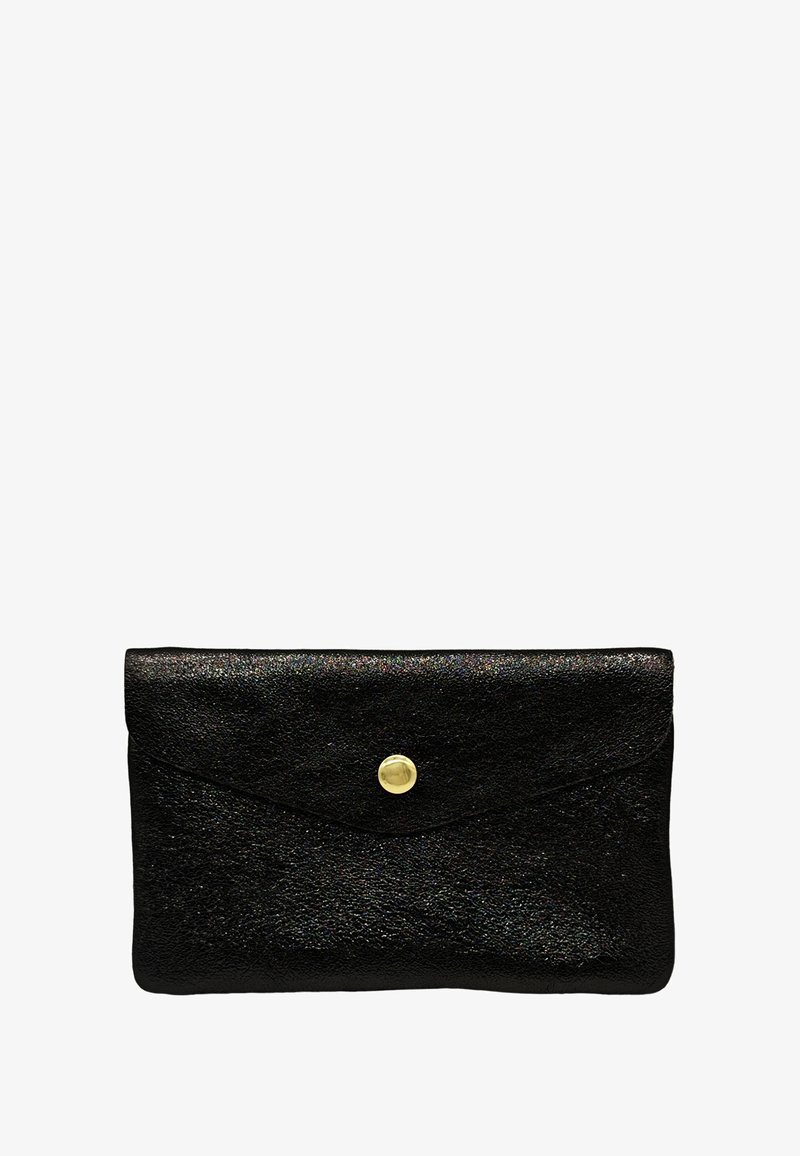 Pochette en cuir noir avec une texture spécifique, dotée d'une fermeture à pression dorée et d'un design en forme d'enveloppe. Compacte et élégante.