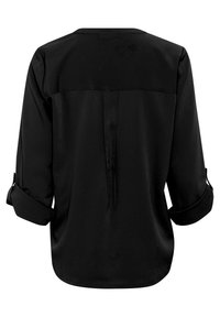 Blouse noire à coupe ample, manches demi-longues retroussées, texture lisse et détail subtil de pli au dos. Col plat et ourlet arrondi.