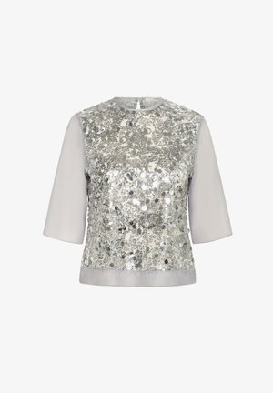 Top en sequins argentés avec des manches courtes gris clair et une bordure unie. Il présente un col rond et une texture lisse.