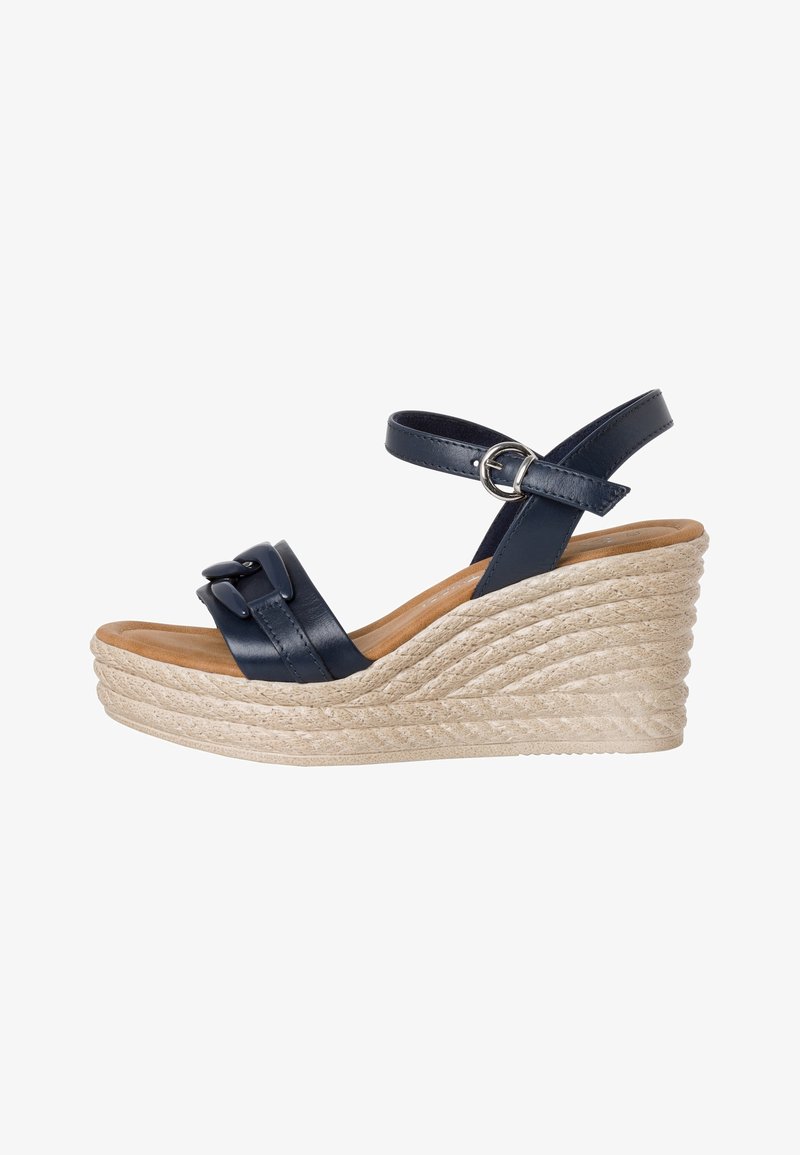Sandale compensée bleu marine avec bride à la cheville, fermeture à boucle, bout ouvert et semelle plateforme beige texturée.