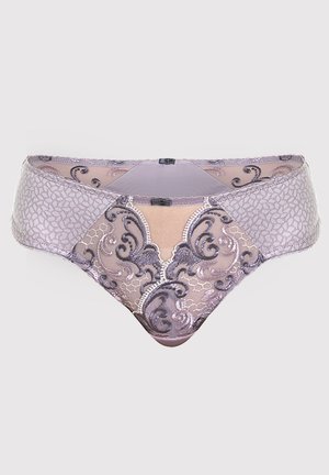 Fioletowe koronki stringi z misternymi ciemnymi wzorami kwiatowymi, kontrastującymi teksturami oraz półprzezroczystym designem z detalami w postaci starannego haftu.