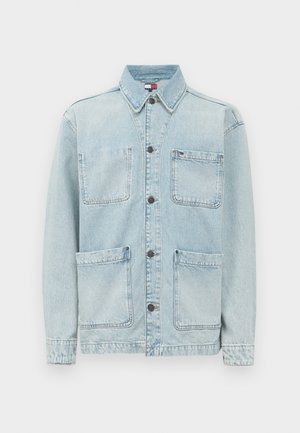 Lichtblauwe denimjas met knopenfront, vier grote voorzakken en een klassieke kraag.