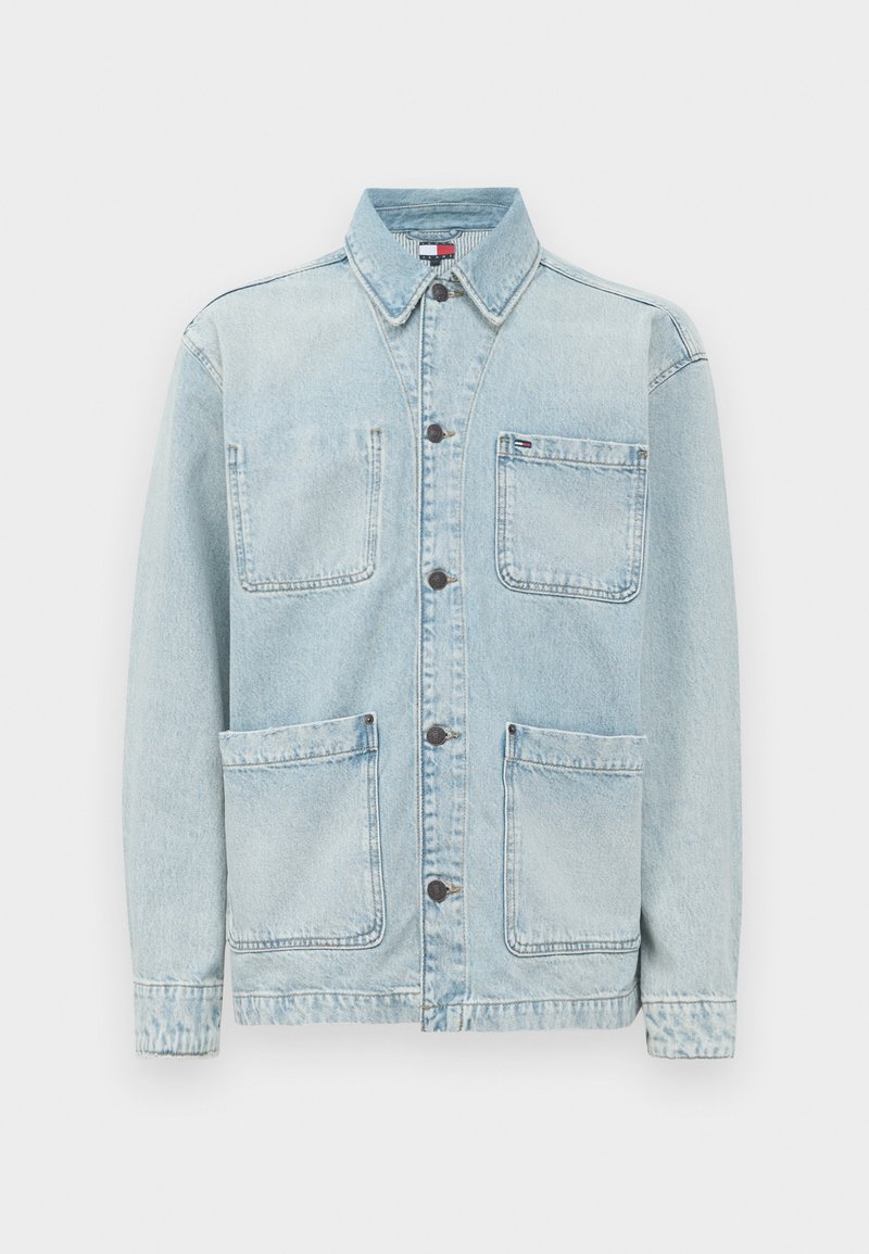 Veste en denim bleu clair avec fermeture à boutons, quatre grandes poches avant et un col classique.