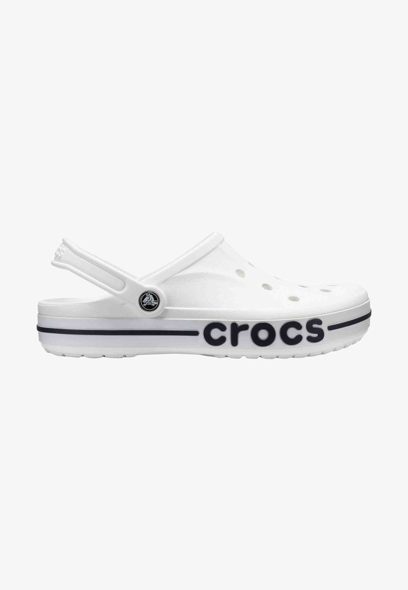 Białe klapki Crocs z paskiem z tyłu, z otworami wentylacyjnymi, teksturowaną powierzchnią i kontrastującym czarnym logo po boku.