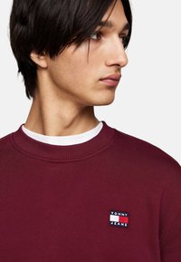 Tommy Jeans REG BADGE CRE EXT - Sudadera - deep rouge