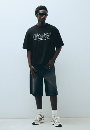 Bershka, GRAFITTI BOXY - TSHIRT - T-shirt con stampa - black
