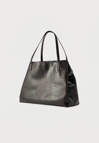 Τσάντα tote από μαύρο δέρμα με ανάγλυφα σχέδια κροκοδείλου, διπλές λαβές, ευρύχωρο εσωτερικό και δομημένη σιλουέτα. Διαθέτει λαμπερά μεταλλικά στοιχεία.