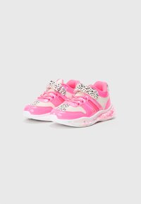 Zapatillas deportivas rosas con parte superior de malla, acentos rosas brillantes, correa de Velcro con manchas y suelas texturizadas que presentan un detalle iluminado en el talón.