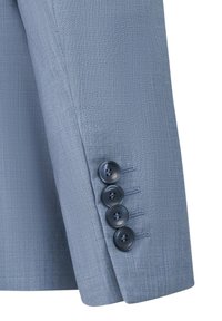 Himmelblaues Blazerärmel aus strukturiertem Stoff, mit vier dunklen Knöpfen und kontrastierenden Stitching-Details nahe dem Bündchen.