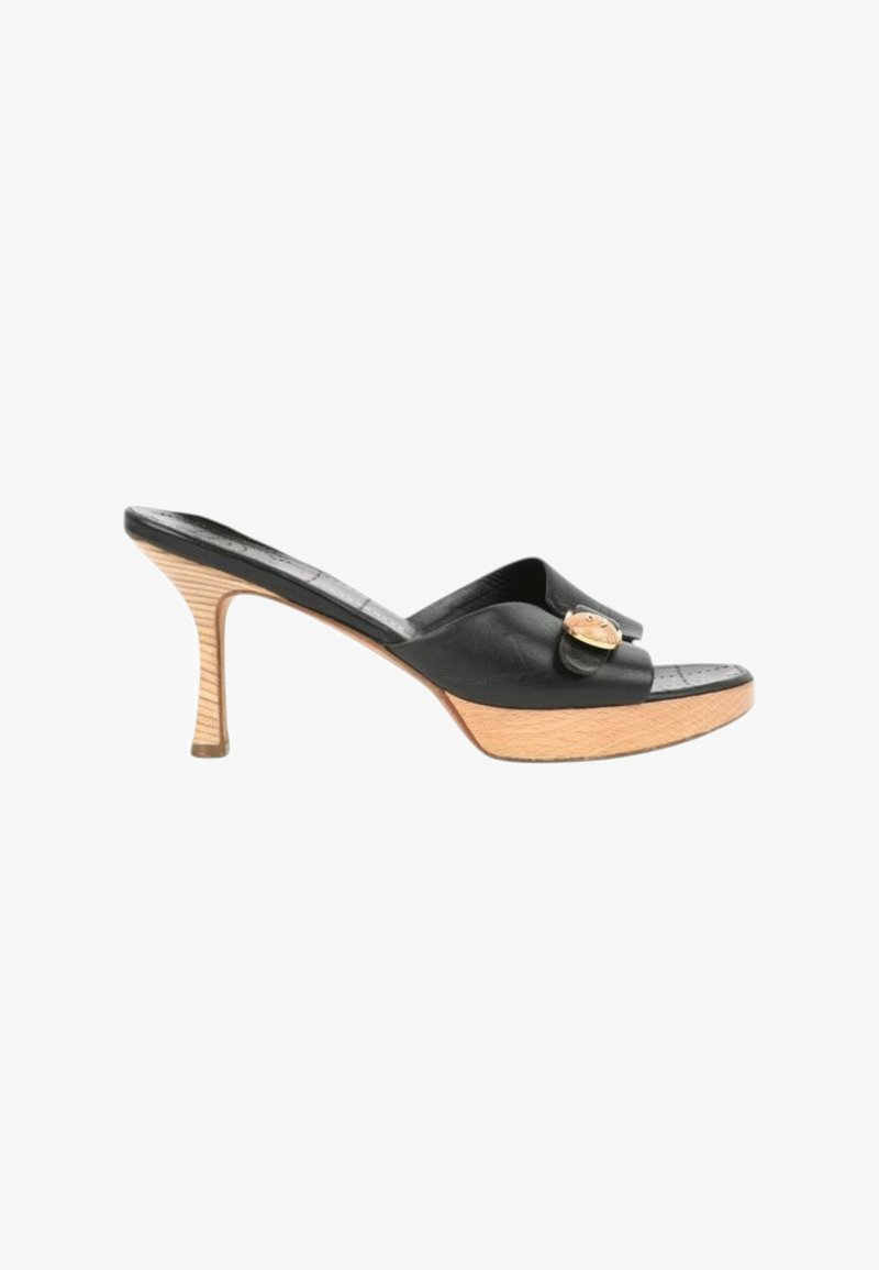 Mule en cuir noir à bout ouvert avec un talon stiletto en bois de hauteur moyenne et une boucle ronde dorée sur la bride avant.