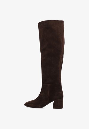 Braune Wildleder-Stiefel bis zum Oberschenkel mit Blockabsatz, die eine glatte Textur und eine abgerundete Spitze aufweisen. Schlichtes Design ohne Verzierungen.