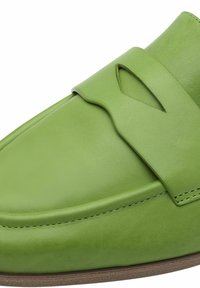 Groene leren schoen met een ronde neus, brede band, uitsnijdetails en een gestructureerd oppervlak. De zool is bruin en licht gebogen.