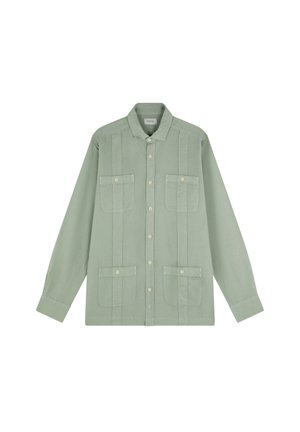 Camisa de manga larga de color verde claro con cuatro bolsillos delanteros con botones y cuello clásico.