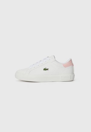 Hvide lædersneakers med lys pink hælaccent, rund tå, flad sål og seks sæt snørehuller. Har et grønt broderet logo.