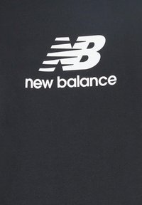 T-shirt nera con grande logo bianco "NB" e testo "new balance" stampato al centro. Tessuto morbido con design classico a girocollo.