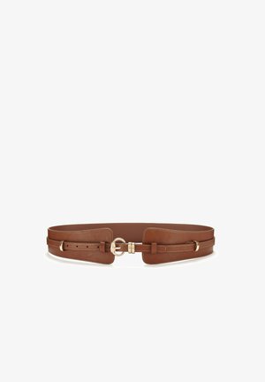 Ceinture en cuir marron au design large, équipée de ferrures dorées et d'une boucle circulaire unique. Détails de surpiqûres le long des bords.