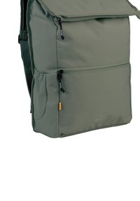 Groene canvas rugzak met een bovenflap, meerdere ritszakken, een gestructureerde stof, verstelbare schouderbanden en een klein logo aan de voorkant.