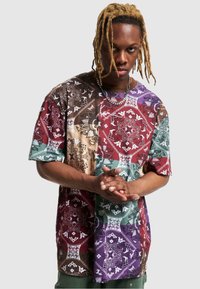 Karl Kani - MALL SIGNATURE - T-shirt med print - dark red multicolor Miniatyrbild 1