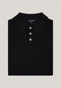 Czarna koszulka polo z dzianiny, z klasycznym kołnierzykiem, trzema guzikami w jasnym kolorze oraz metką przy dekolcie.