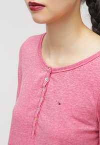Hilfiger Denim Langarmshirt - mottled red