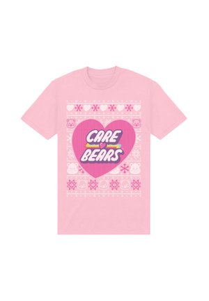Roze katoenen t-shirt met een hartvormige "Care Bears"-afbeelding, omringd door sneeuwvlokken en berenicoontjes in een feestelijk patroon.