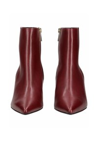 Botas de tobillo de cuero burdeos con puntera afilada y tacón alto, que presentan un cierre con cremallera lateral y una textura suave y brillante.