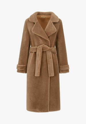 Brązowy płaszcz z sztucznego futra z kołnierzem typu szal, paskiem w talii oraz długimi rękawami. Charakteryzuje się miękką fakturą i średniej długości krojem.
