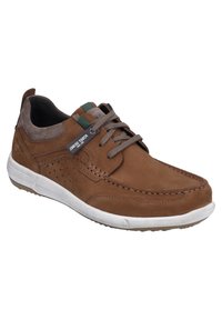 Zapatos de cuero marrón con un acabado suave, suela de goma y diseño perforado. Presentan cordones grises y un detalle verde en la lengüeta.