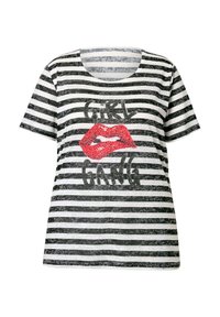 Camiseta de rayas blancas y negras con cuello redondo. Presenta un gráfico de un beso rojo y texto negro que dice "GIRL GANG" en una fuente negrita.